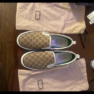 I’m selling a pair of Gucci slip-on tan & white